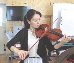 バイオリン演奏を通し、心に響く道徳授業を